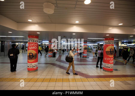 Osaka, Japon - 28 mars 2018 : Les passagers à pied par des annonces dans Bitcoin La station de métro Kitahama Banque D'Images