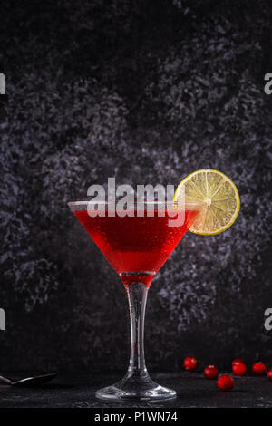 Verre de cocktail cosmopolite décorées avec de la chaux, selective focus Banque D'Images