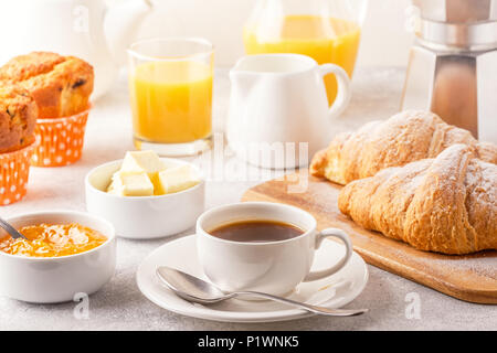 Petit-déjeuner continental avec des croissants frais, jus d'orange et café, sélective focuse. Banque D'Images