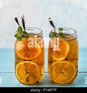 Thé glacé avec les tranches de citron et de menthe. Focus sélectif. Banque D'Images