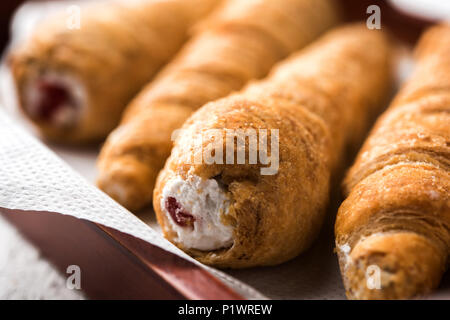 Crème Puff Pastry rolls ou servi sur fond de Moody. Banque D'Images