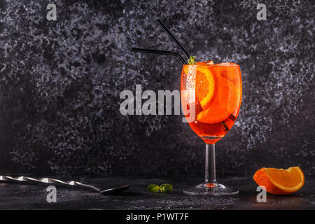 Cuisine italienne classique cocktail Aperol Spritz, selective focus. Banque D'Images
