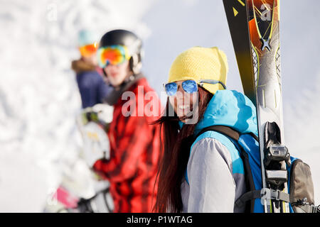 Photo de la femme et l'homme dans le sport lunettes en vacances Banque D'Images