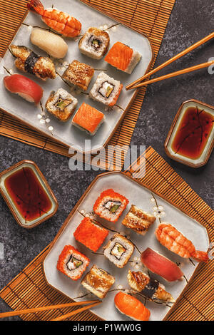 Set : Sushi sushi et rouleaux de sushi sur plaque, vue d'en haut. Banque D'Images