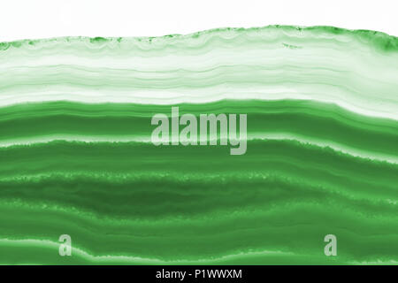 Résumé fond vert - tranche d'agate minéral isolé sur fond blanc Banque D'Images