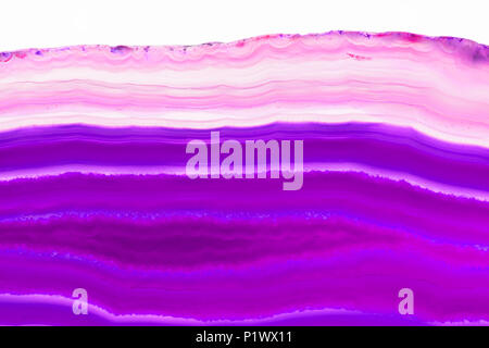 Résumé fond - violet juxtaposé agate slice minéral isolé sur fond blanc Banque D'Images