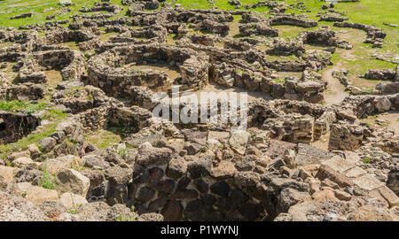 Ruines du village de Nuraghe su Nuraxi, 13-6th siècle av. J.-C., structure mégalithique de l'âge de bronze tardif, près de Barumini, Sardaigne, Italie Patrimoine mondial de l'UNESCO. Banque D'Images