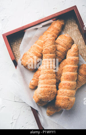 Crème Puff Pastry rolls ou servi sur fond de Moody. Banque D'Images