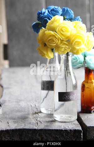 Fleurs dans une bouteille sur old vintage table et tag Gracias Banque D'Images