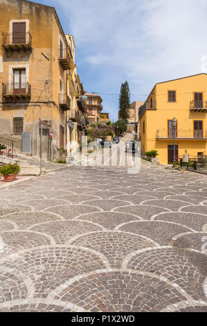 L'augmentation des motifs avec revêtement des rues dans la ville de Castel di Tusa en Sicile Banque D'Images