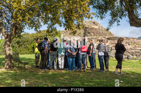 Un guide et des visiteurs au Nuraghe Su Nuraxi, UNESCO World Heritage Site, près de Barumini, province Sud Sardaigne, Sardaigne, Italie Banque D'Images