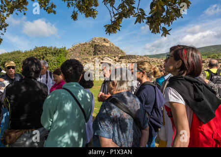 Un guide et des visiteurs au Nuraghe Su Nuraxi, UNESCO World Heritage Site, près de Barumini, province Sud Sardaigne, Sardaigne, Italie Banque D'Images