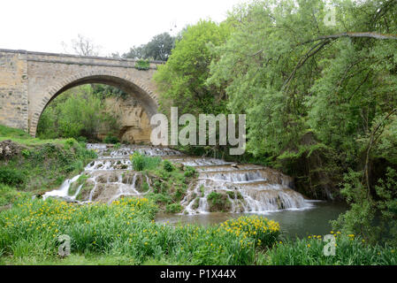 Jouques Bridge & cascade ou en cascade sur le Réal, un affluent de la Durance, Provence France Banque D'Images