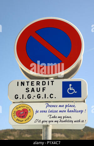 Bilingue français et anglais Handicap Parking Sign France. Pas de stationnement, sauf pour les titulaires d'une carte d'invalidité. Banque D'Images