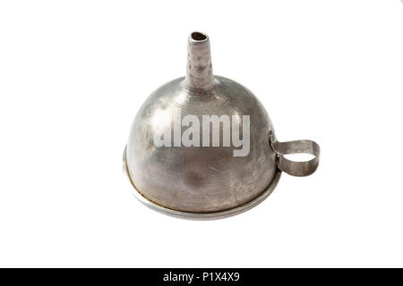 Concept cuisine vintage. Vieux métal trémie entonnoir coupé isolé sur fond blanc Banque D'Images