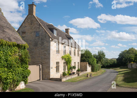 Une maison individuelle village géorgien accueil en Armscote, Warwickshire, Angleterre, Royaume-Uni, Europe Banque D'Images