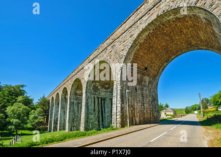 TOMATIN STONE viaduc de chemin avec de grandes arcades SUR LA ROUTE Banque D'Images