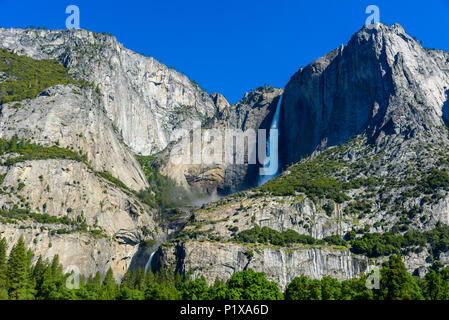 Supérieure et inférieure de Yosemite Falls dans le Yosemite National Park, California, USA Banque D'Images