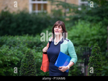 Claire Perry, Ministre d'État à l'énergie et croissance saine, arrive pour une réunion du Cabinet, au 10 Downing Street Banque D'Images