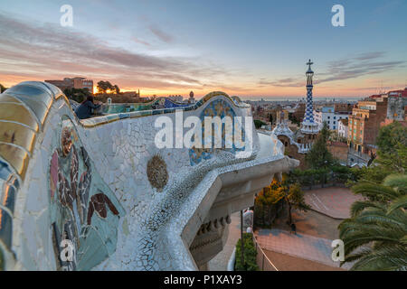 Lever du soleil sur le parc Guell conçu par Antoni Gaudi, Barcelone, Espagne. Banque D'Images