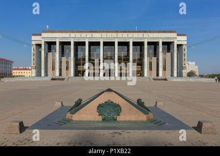 Minsk, Belarus - 27 septembre 2017 : Le symbole de monument kilomètre zéro et palais de la République sur place d'octobre à Minsk, Bélarus Banque D'Images