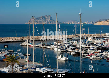 Vue sur les yachts et voiliers dans le port de plaisance de Moraira, Calpe Peñon de Ifach et à l'arrière-plan, Costa Blanca, Alicante province,Espagne Banque D'Images