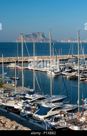 Vue sur les yachts et voiliers dans le port de plaisance de Moraira, Calpe Peñon de Ifach et à l'arrière-plan, Costa Blanca, Alicante province,Espagne Banque D'Images