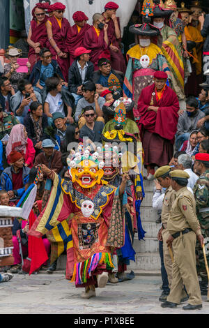 Leh, Inde - 21 juin 2017 : les moines non identifiés dans l'exécution d'un masque masque religieux et mystère en costume de danse le Bouddhisme Tibétain pendant la Buddhis Banque D'Images