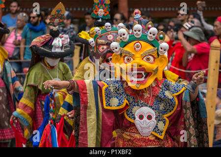 Leh, Inde - 21 juin 2017 : les moines non identifiés dans l'exécution d'un masque masque religieux et mystère en costume de danse le Bouddhisme Tibétain pendant la Buddhis Banque D'Images