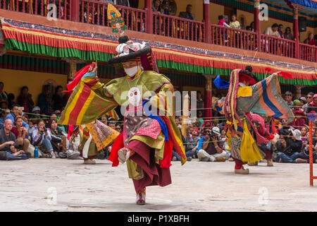 Leh, Inde - 21 juin 2017 : les moines non identifiés dans l'exécution d'un masque masque religieux et mystère en costume de danse le Bouddhisme Tibétain pendant la Buddhis Banque D'Images