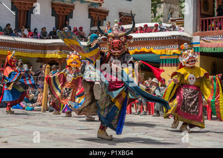 Leh, Inde - 21 juin 2017 : les moines non identifiés dans l'exécution d'un masque masque religieux et mystère en costume de danse le Bouddhisme Tibétain pendant la Buddhis Banque D'Images