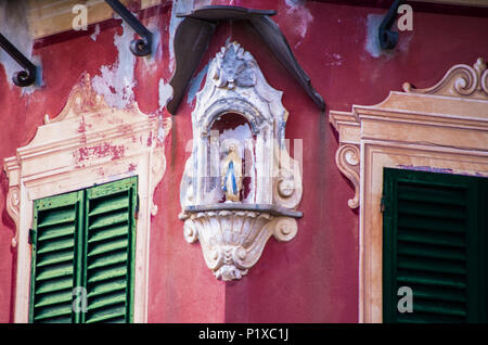 Tabernacle de la statue de la Vierge placée sur la façade d'une maison à l'angle de la rue Banque D'Images