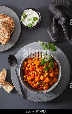 La patate douce et de pois chiches au curry pain naan Banque D'Images