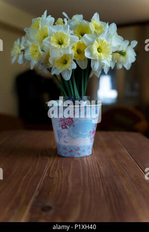 Bouquet de fleurs de narcisse blanc sur une table en bois à la maison. Focus sélectif. Banque D'Images