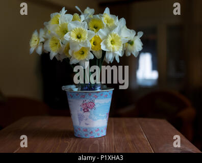 Bouquet de fleurs de narcisse blanc sur une table en bois à la maison. Focus sélectif. Banque D'Images