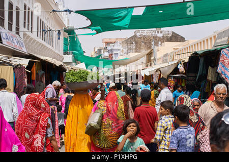 Rue animée par une chaude journée d'été à Pushkar, Rajasthan Banque D'Images