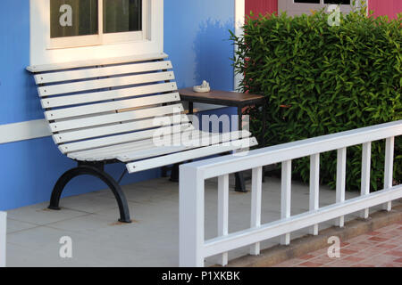 Photo de white Banc et table en face de l'hôtel Blue House Banque D'Images