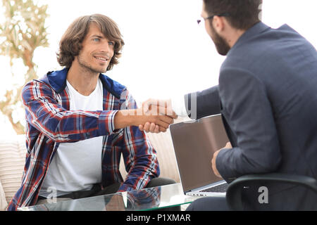 Manager, serre la main avec son client Banque D'Images