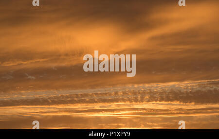 Ciel rouge au coucher du soleil montrant glow derrière les nuages, le nord de l'Angleterre Banque D'Images