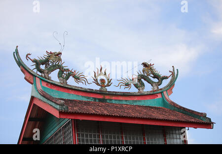 Temple chinois de toit avec Sculpture Dragon Banque D'Images