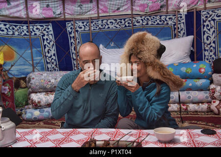 La vie d'une yourte kazakhe, le lac Sayram, Xinjiang, Chine Banque D'Images