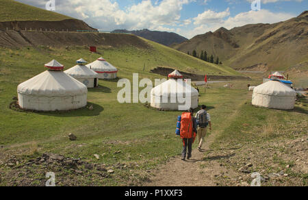 Trekking au lac Sayram près de yourtes kazakhes, Xinjiang, Chine Banque D'Images