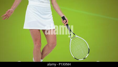 Joueur de tennis femme avec un fond vert avec racket Banque D'Images