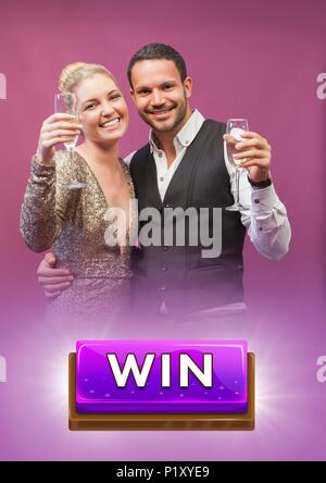 Gagner avec bouton happy couple holding champagne glasses Banque D'Images