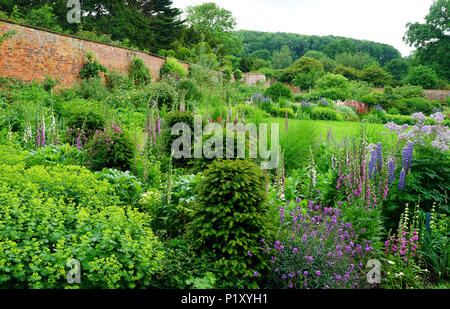 Kelmarsh Hall gardens au début de juin Banque D'Images