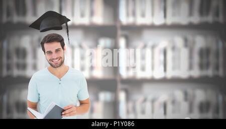 Homme d'étudiants dans le domaine de l'éducation bibliothèque avec graduation hat Banque D'Images