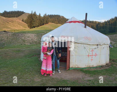 La vie d'une yourte kazakhe, le lac Sayram, Xinjiang, Chine Banque D'Images