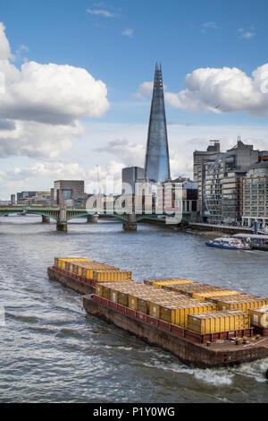 Les chalands chargés avec des déchets de Londres sont remorqués le long de la Tamise avec le fragment dans l'arrière-plan Banque D'Images