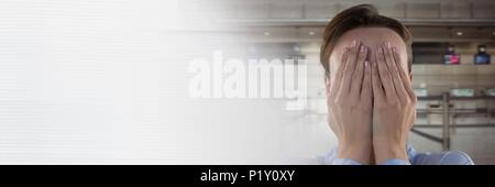 Businesswoman inquiet et a souligné à l'aéroport avec les mains sur le visage à l'arrivée avec transition Banque D'Images