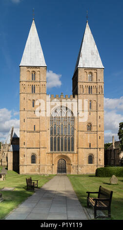 L'avant de Southwell cathédrale sur une belle soirée d'été Banque D'Images